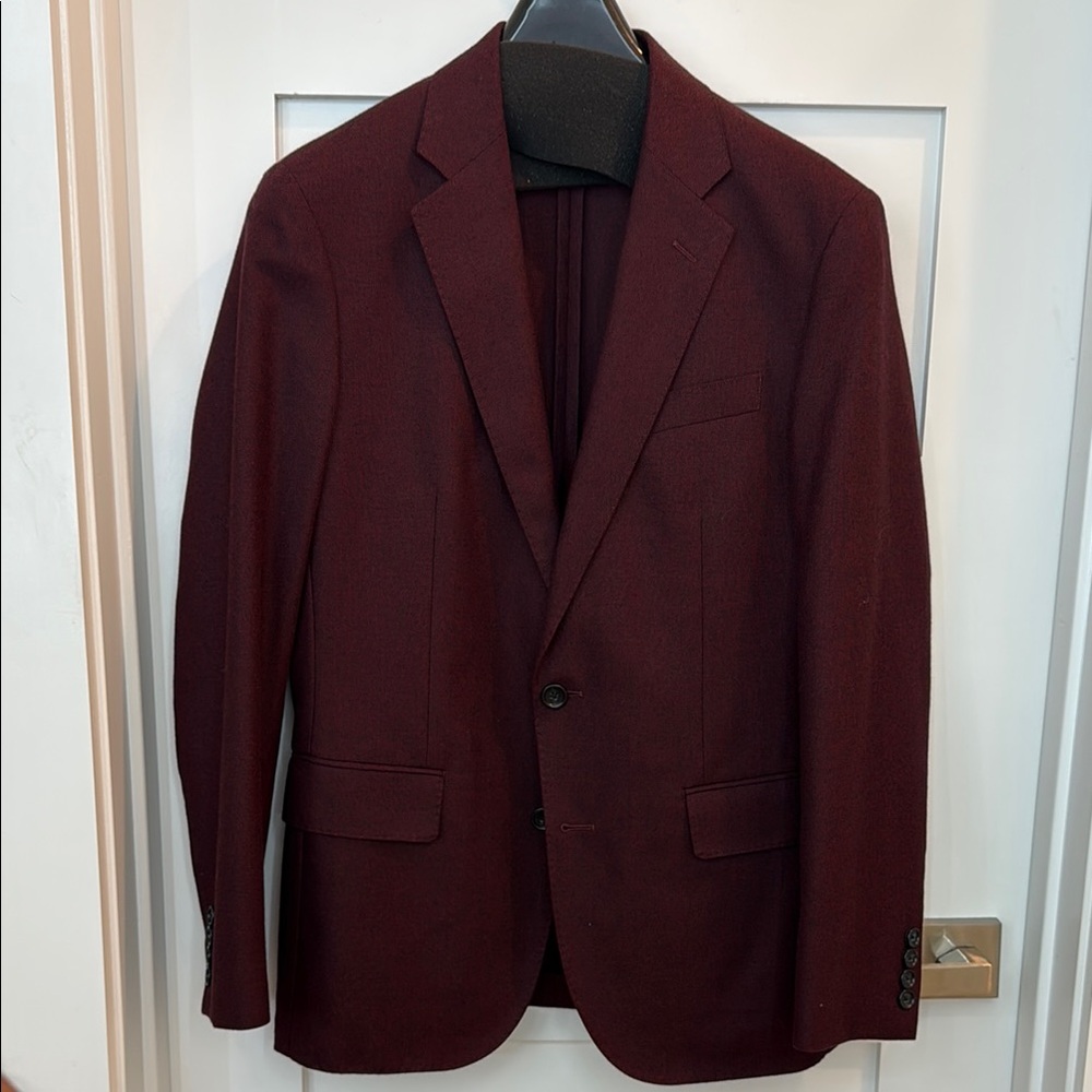 Red Sport Coat with Textured Fabric and Tailored Silhouette